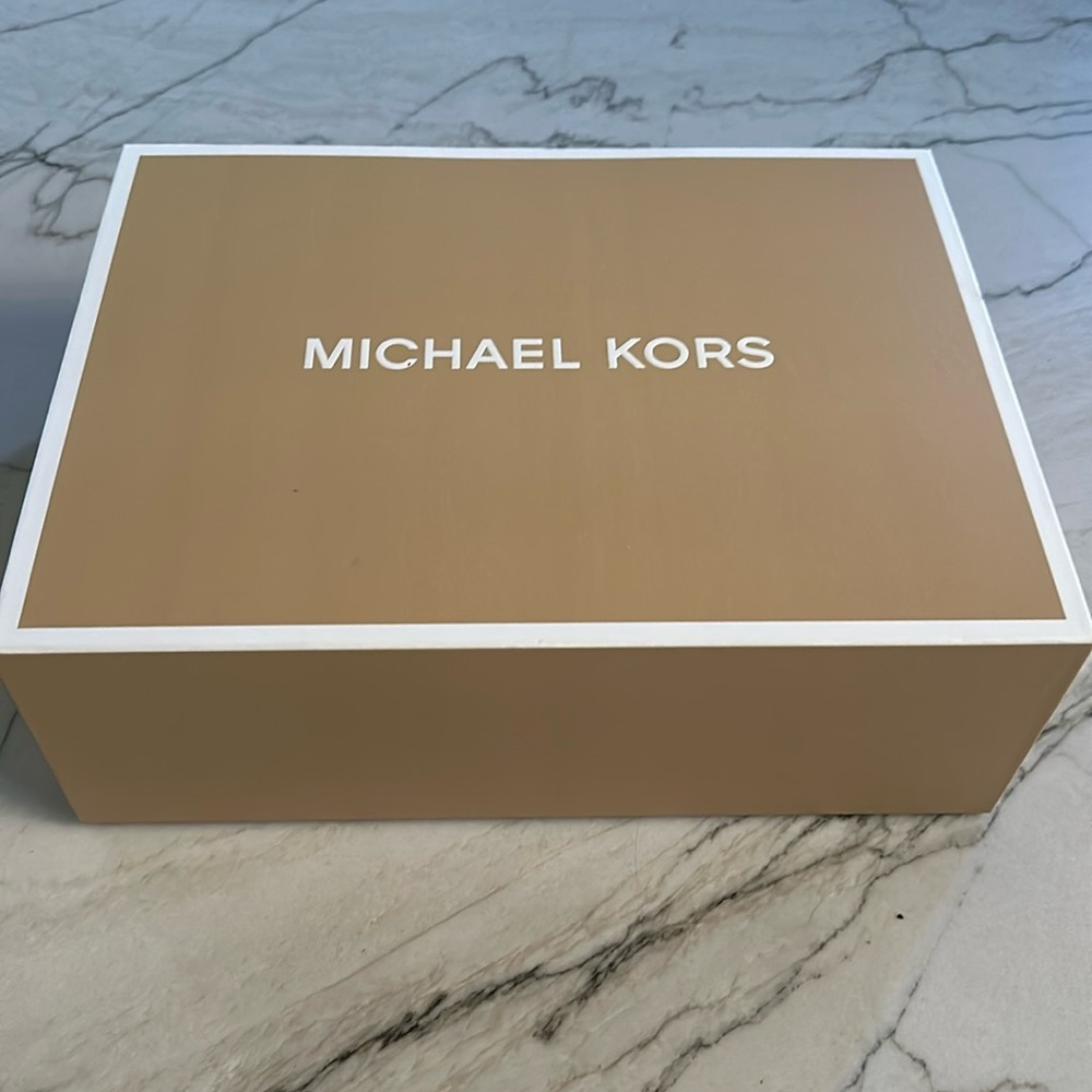 New in box. Michael Kors Jet Set Travel handbag with strap.